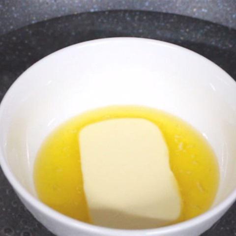 Cách làm bánh crepe cuộn đào hộp