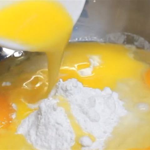 Cách làm bánh crepe cuộn đào hộp