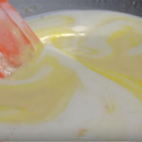 Cách làm bánh crepe cuộn đào hộp