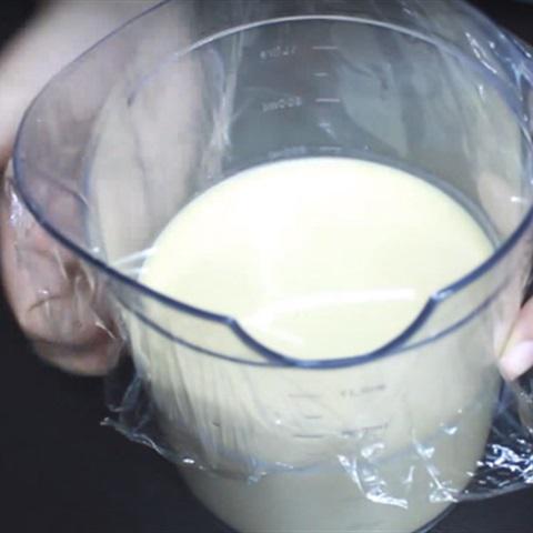 Cách làm bánh crepe cuộn đào hộp