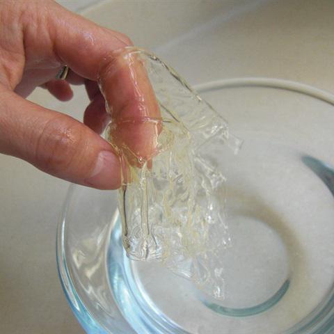 Cách làm bánh crepe cuộn đào hộp