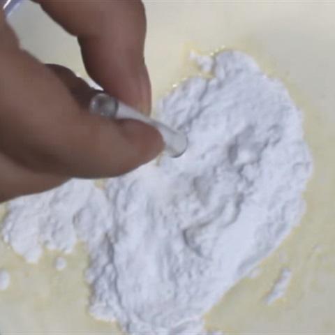 Cách làm bánh crepe cuộn đào hộp