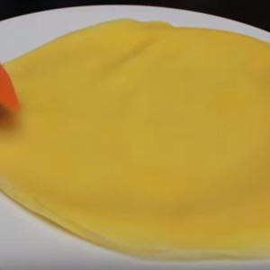 Cách làm bánh crepe cuộn đào hộp