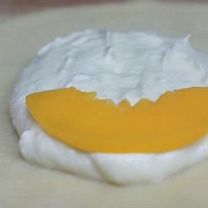 Cách làm bánh crepe cuộn đào hộp