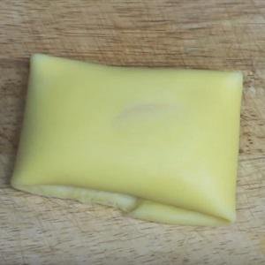 Cách làm bánh crepe cuộn đào hộp