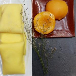 Cách làm bánh crepe cuộn đào hộp