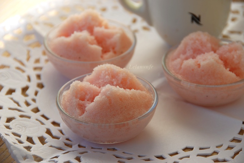 Bánh cuộn dâu tây