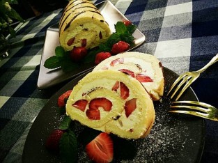 Bánh cuộn dâu tây