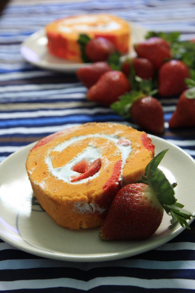 Bánh cuộn gấc nhân dâu