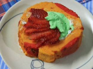 Bánh cuộn gấc nhân dâu