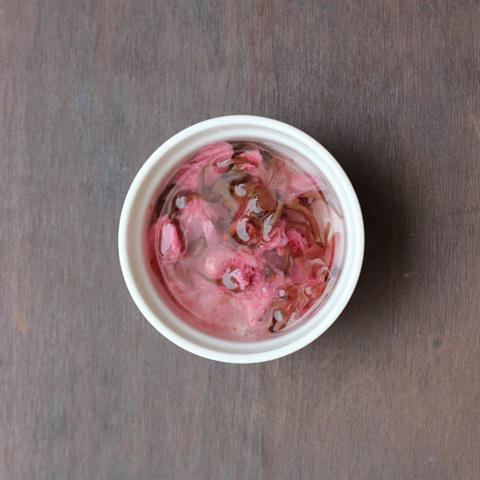 Cách làm bánh cuộn hoa anh đào