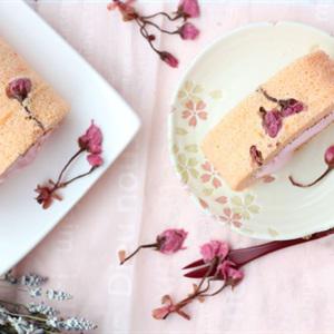 Cách làm bánh cuộn hoa anh đào