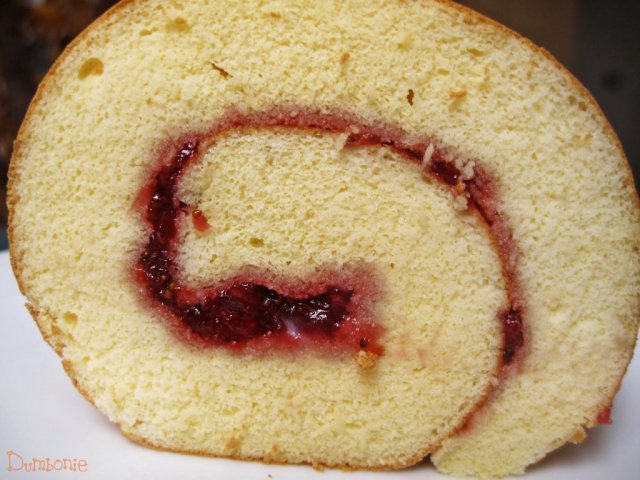 Bánh cuộn mứt dâu