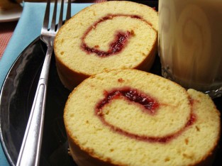 Bánh cuộn mứt dâu