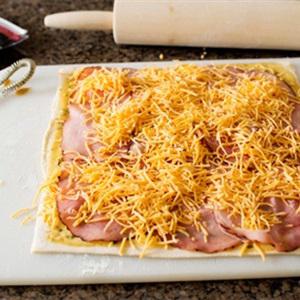 Cách làm bánh cuộn thịt nguội