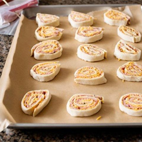 Cách làm bánh cuộn thịt nguội