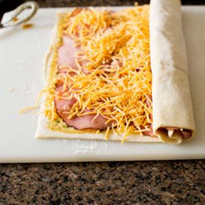 Cách làm bánh cuộn thịt nguội