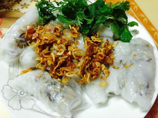 Bánh cuốn tráng bằng chảo