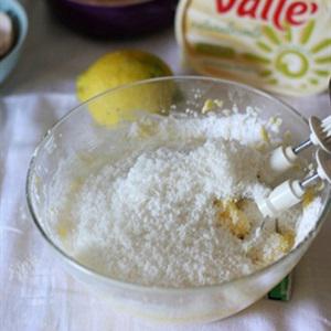 Cách làm bánh dừa mứt cherry