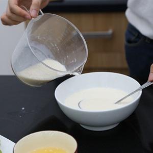 Cách làm bánh flan bằng lò vi sóng