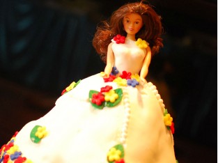 Bánh gato búp bê barbie