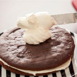 Cách làm bánh gato côn trùng rùng rợn