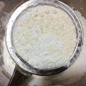 Cách làm bánh gato cuộn dâu tây