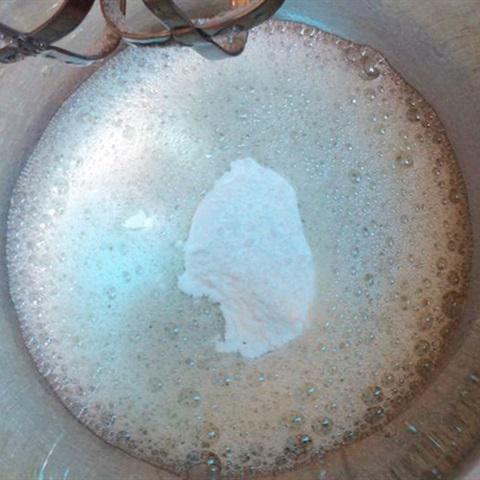 Cách làm bánh gato cuộn dâu tây