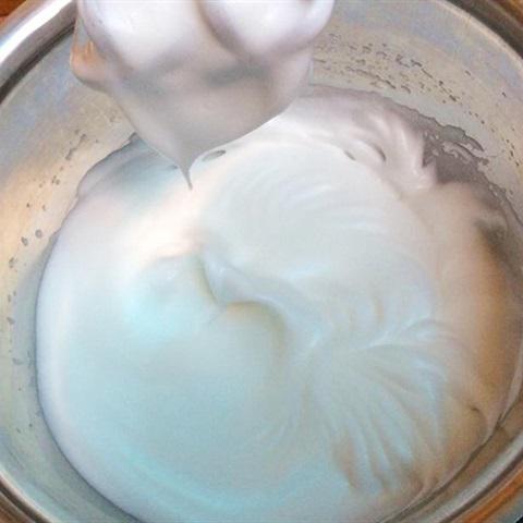 Cách làm bánh gato cuộn dâu tây