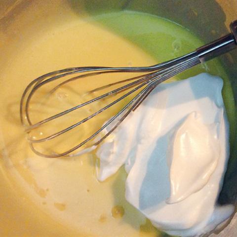 Cách làm bánh gato cuộn dâu tây