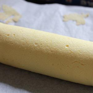 Cách làm bánh gato cuộn dâu tây