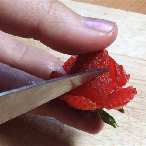 Cách làm bánh gato cuộn dâu tây