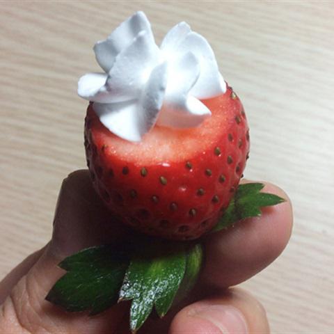 Cách làm bánh gato cuộn dâu tây