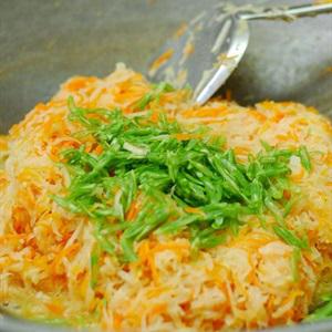 Cách làm bánh gối khoai lang nhân rau củ