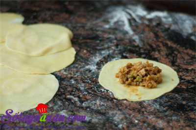 Bánh gối nhân cà ri gà