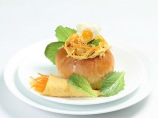 Bánh hamburger trứng trộn mè