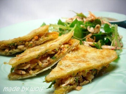 Bánh hành chiên tép và rau càng cua trộn