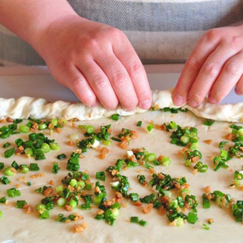 Cách làm bánh hành tóp mỡ