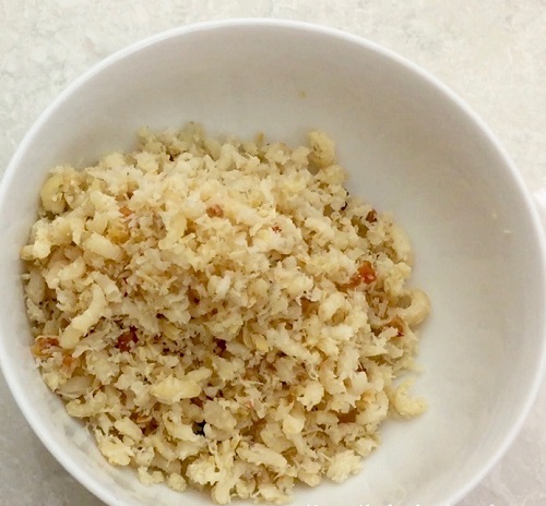 Bánh hoa lơ nướng phomai chỉ với 5 nguyên liệu đơn giản mà ngon hết ý