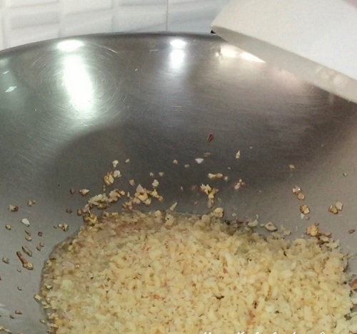 Bánh hoa lơ nướng phomai chỉ với 5 nguyên liệu đơn giản mà ngon hết ý