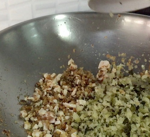 Bánh hoa lơ nướng phomai chỉ với 5 nguyên liệu đơn giản mà ngon hết ý