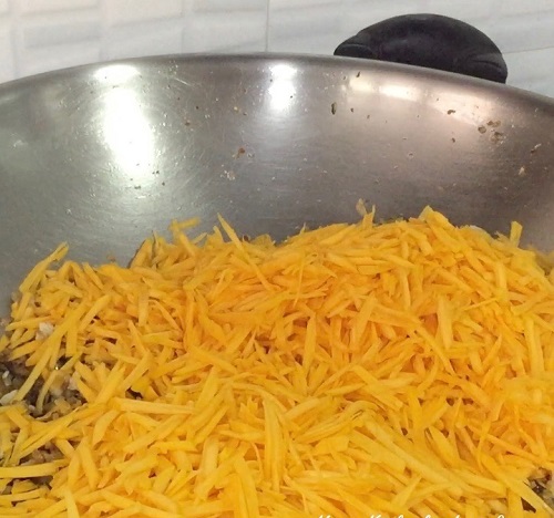 Bánh hoa lơ nướng phomai chỉ với 5 nguyên liệu đơn giản mà ngon hết ý