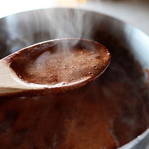 Cách làm bánh kem chocolate dâu tây