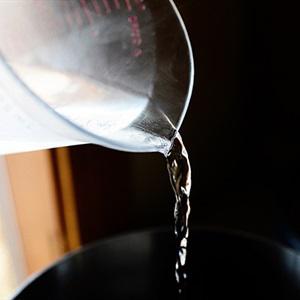 Cách làm bánh kem chocolate dâu tây