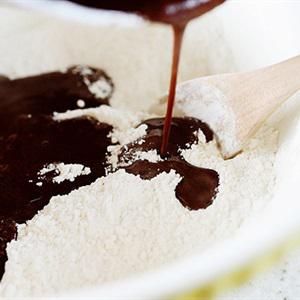 Cách làm bánh kem chocolate dâu tây