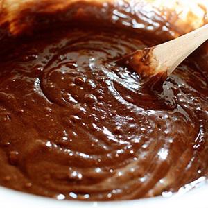 Cách làm bánh kem chocolate dâu tây