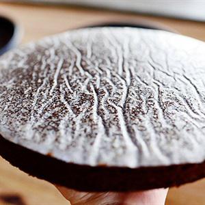 Cách làm bánh kem chocolate dâu tây