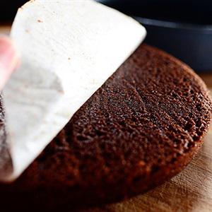 Cách làm bánh kem chocolate dâu tây