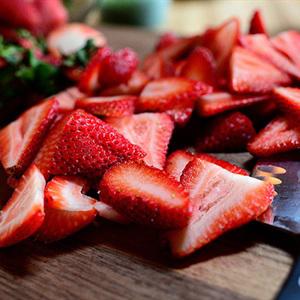 Cách làm bánh kem chocolate dâu tây