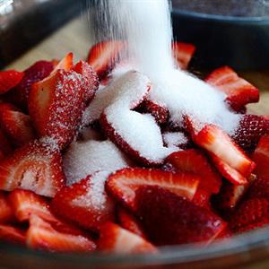 Cách làm bánh kem chocolate dâu tây